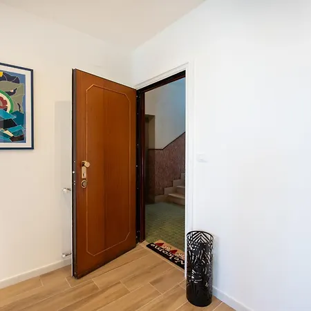 And The Sea Apartment