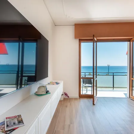 Apartment And The Sea *