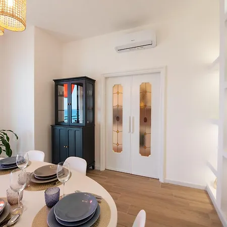 And The Sea Apartment *
