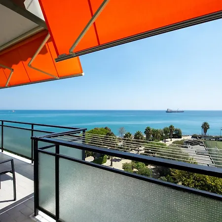 And The Sea Apartment