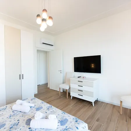 And The Sea Apartment *