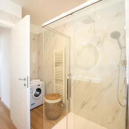 And The Sea Apartment *