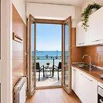 And The Sea Appartement